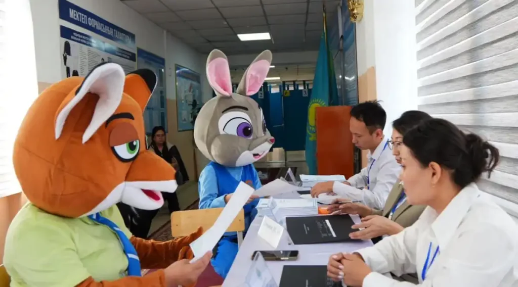 Almaty oblysynyń turǵyndary referendým ýchaskesine mýltfılm keıipkerleriniń beınesinde keldi