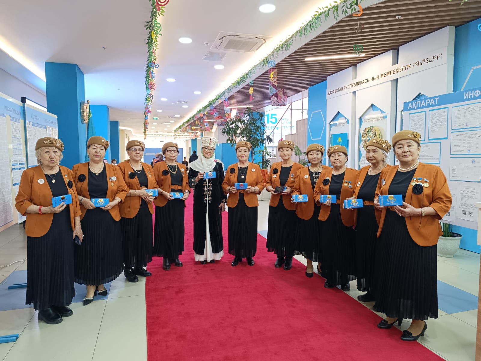 Referendým kúni Almatydaǵy ýchaskelerdiń birinde «Ájeler hory» án aıtty