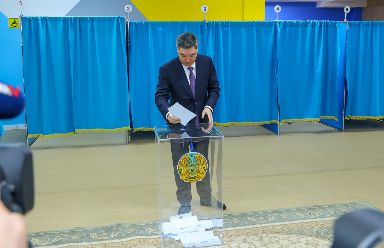 Oljas Bektenov jańa Konstıtýsııany qabyldaý jónindegi referendýmda daýys berdi