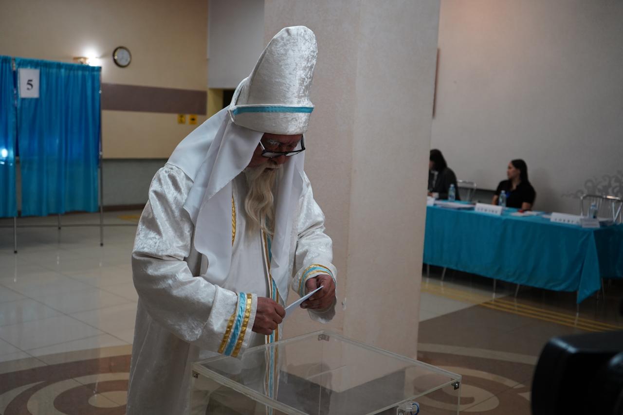 Qostanaıda referendým ýchaskesine Qydyr ata kelip, turǵyndarǵa bata berdi