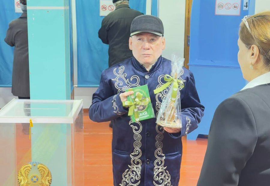 Túrkistan oblysynda alǵash bolyp daýys bergen azamattarǵa Abaıdyń kitaptary tabystaldy