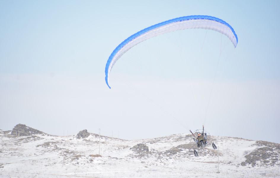 О́skemen turǵyny paraplanmen kelip daýys berdi