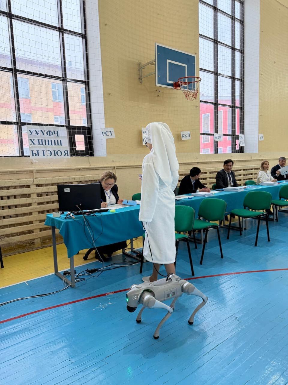 Astanada referendým ýchaskesine robot-ıtpen kelgen qyz jurt nazaryn aýdardy