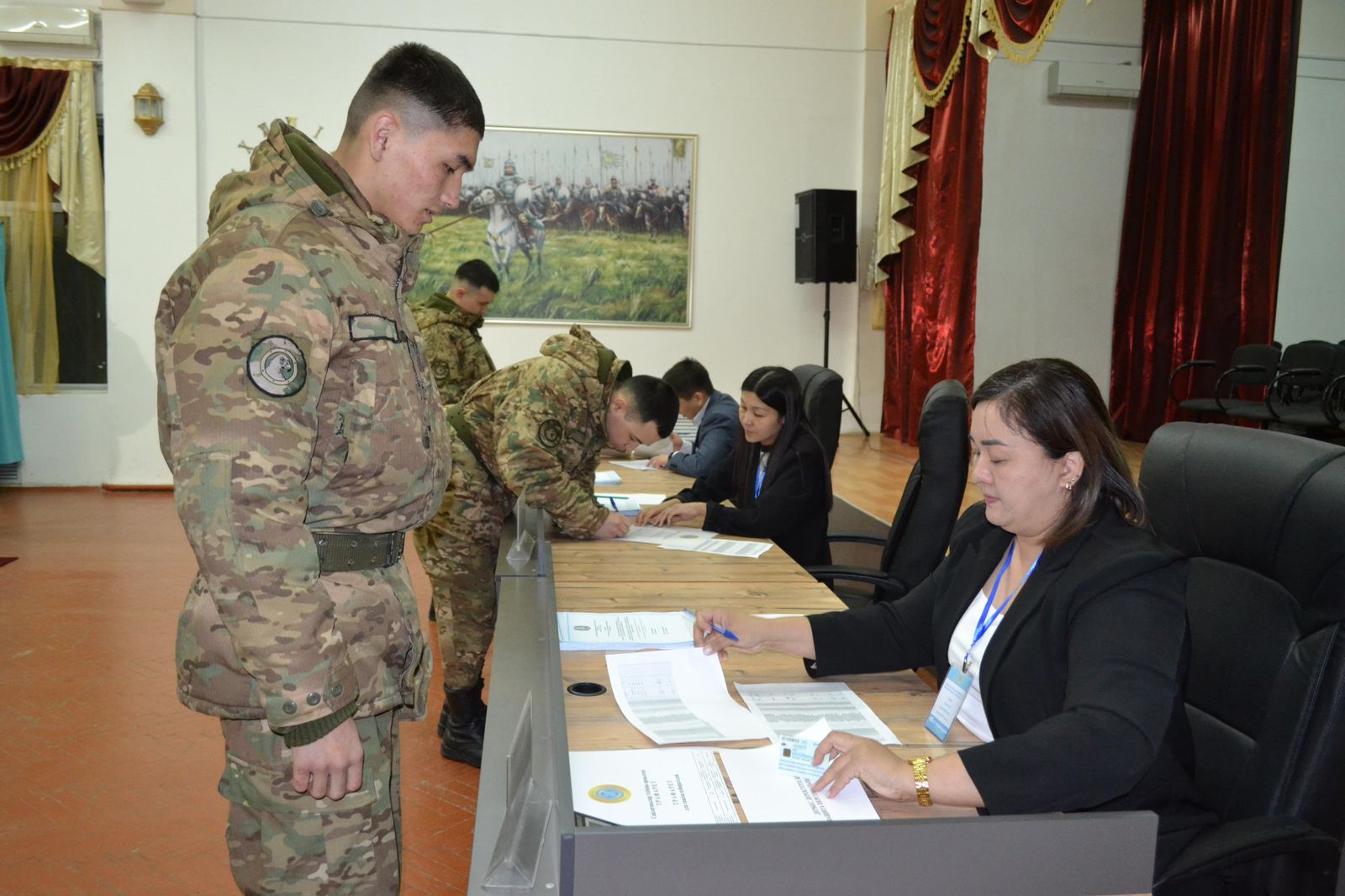 Ulandar alǵashqylardyń biri bolyp daýys berip, qoǵamdyq tártipti kúzetýge kiristi