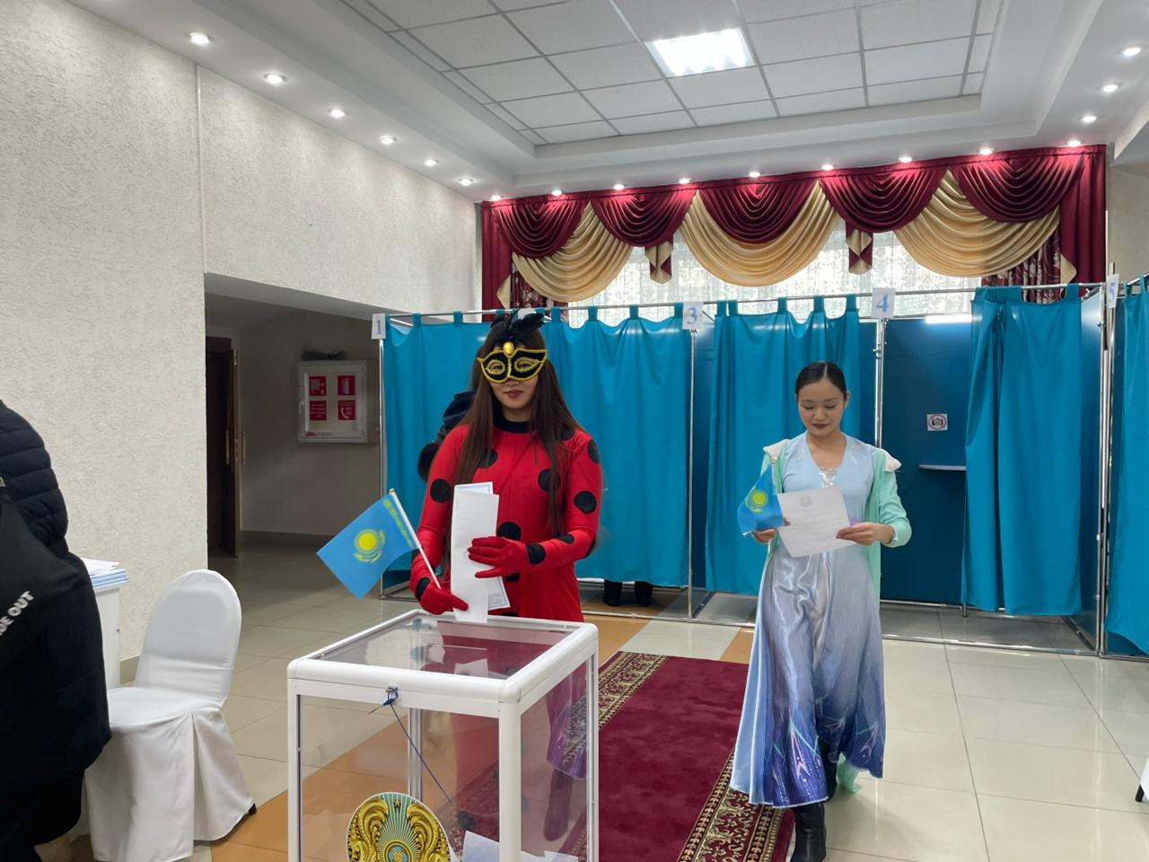 Referendým ýchaskesine kelgen ertegi keıipkerleri el nazaryn aýdardy