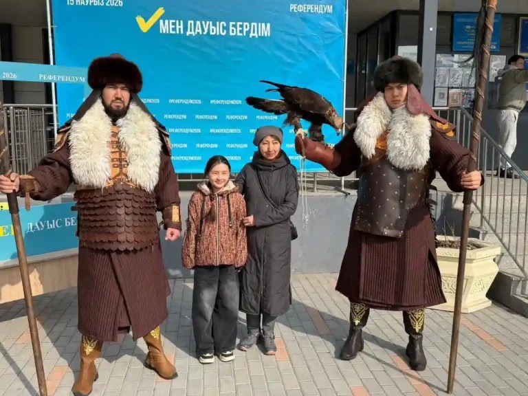 Almatynyń Naýryzbaı aýdanyndaǵy referendým ýchaskesine batyrlar keldi