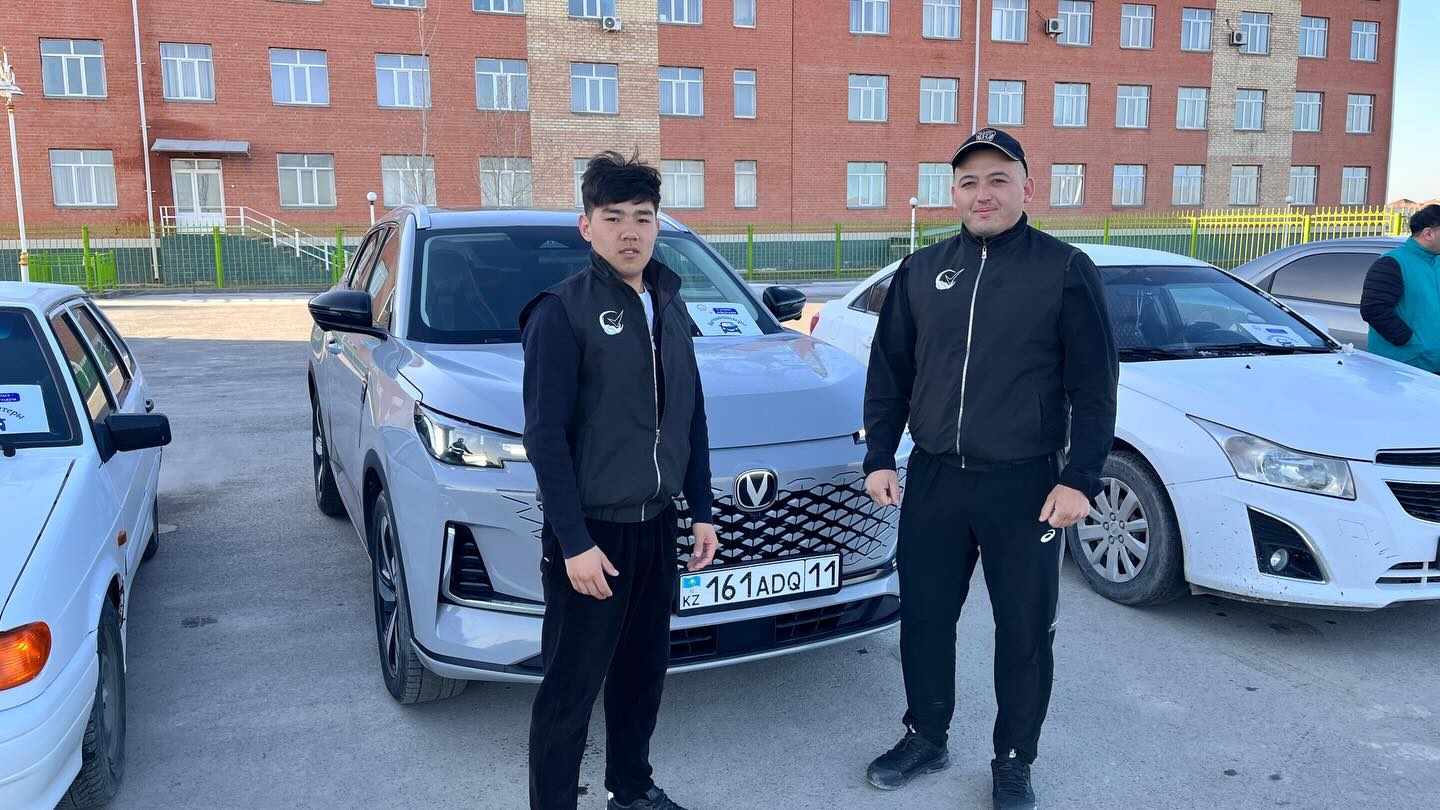 Ýchaskege deıin jetkizip salady: Jas saılaýshylar avtoeriktige aınaldy