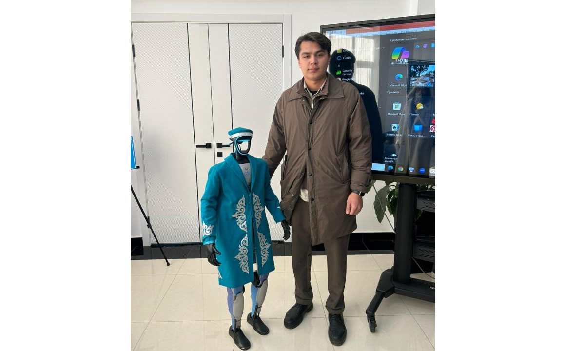 Almaty oblysynyń turǵyny referendým ýchaskesine ulttyq kıim kıgen robotpen keldi