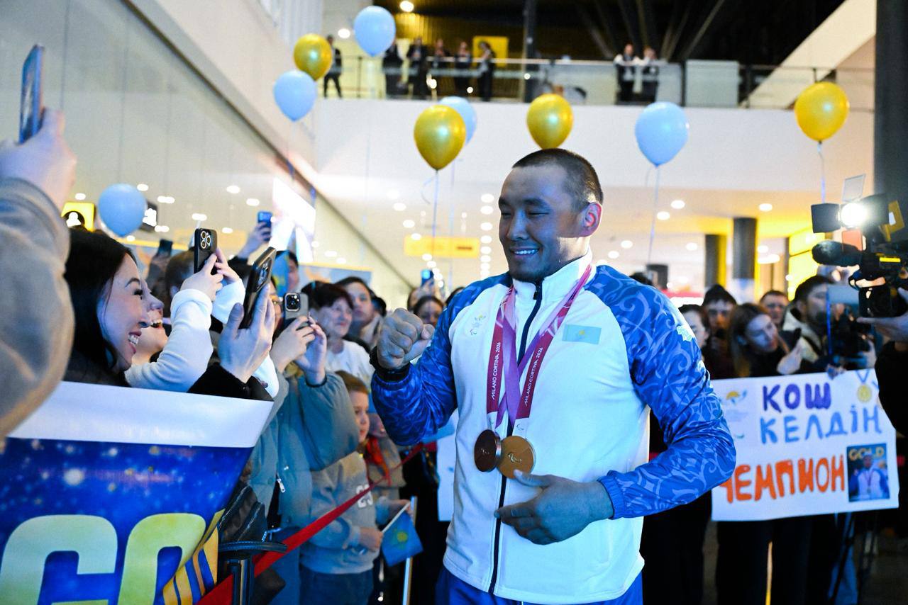 Jankúıerler Erbol Hamıtovty áýejaıda saltanatty túrde qarsy aldy