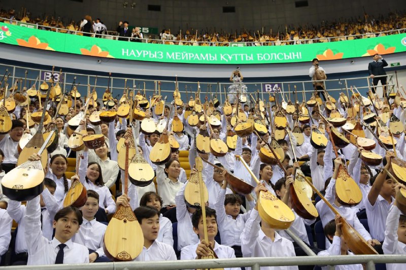 Jańa rekord: Almatyda bir mezette 11 500 oqýshy kúı tartty