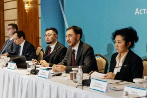 Sarapshylar Konstıtýsııalyq reforma men Qazaqstannyń keleshegin talqylady