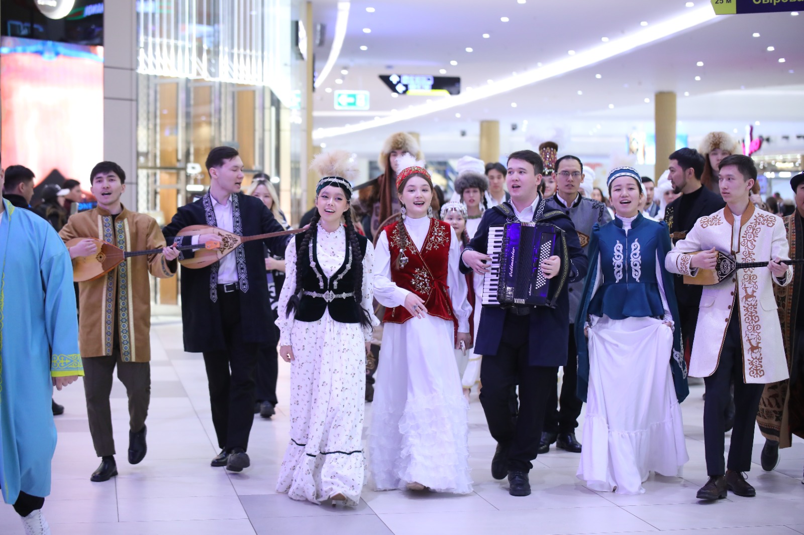 «Ulttyq kıim» sherýi: Elordalyq turǵyndar dástúrli kıimmen kópshilikti tánti etti