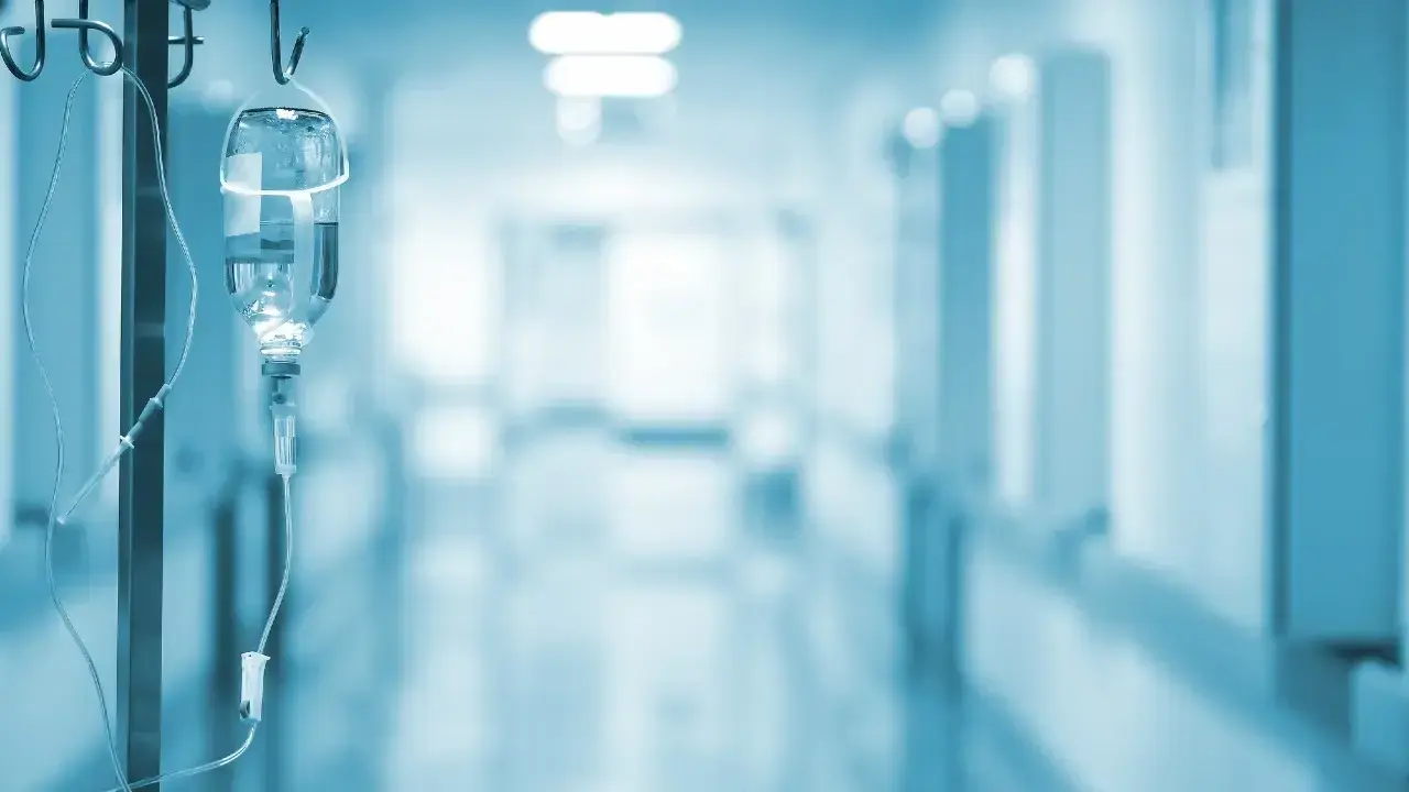 Kámeletke tolmaǵan qyzdy zorlady degen kúdikke ilingen qyzmetker aýrýhanada qaıtys boldy