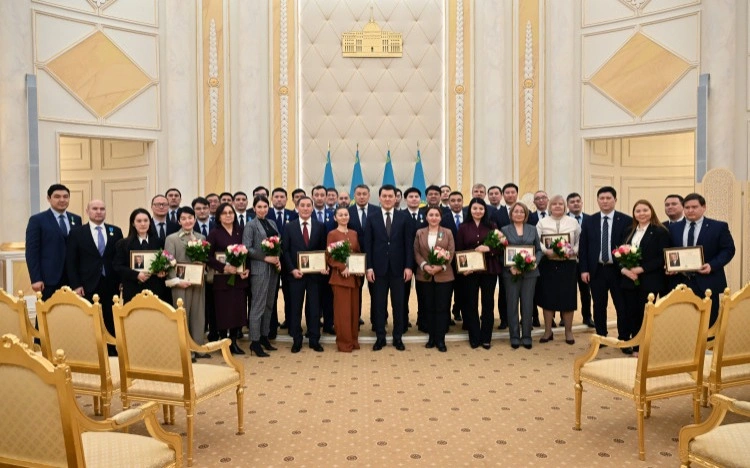 Prezıdent Ákimshiliginiń birqatar qyzmetkeri memlekettik nagradalarmen marapattaldy