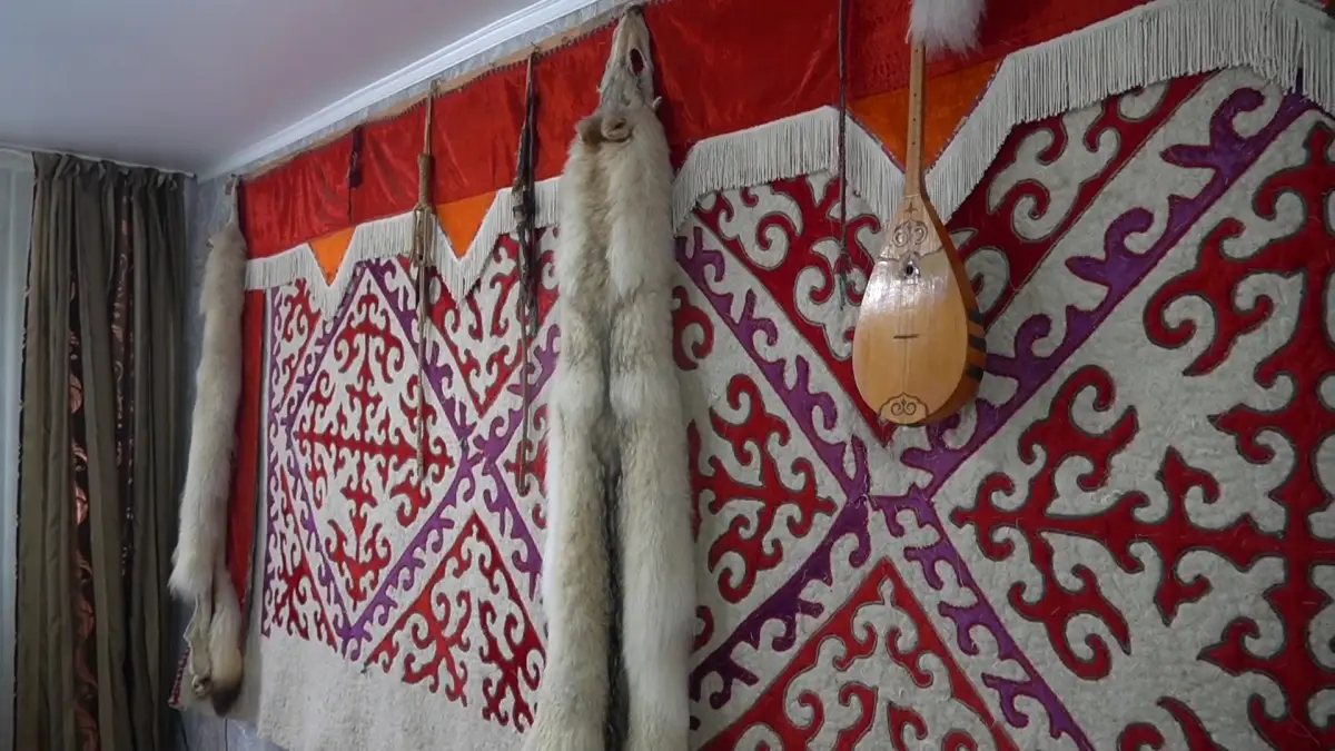 Batys Qazaqstanda memlekettik qyzmetker ulttyq buıymdar jasaýmen aınalysady