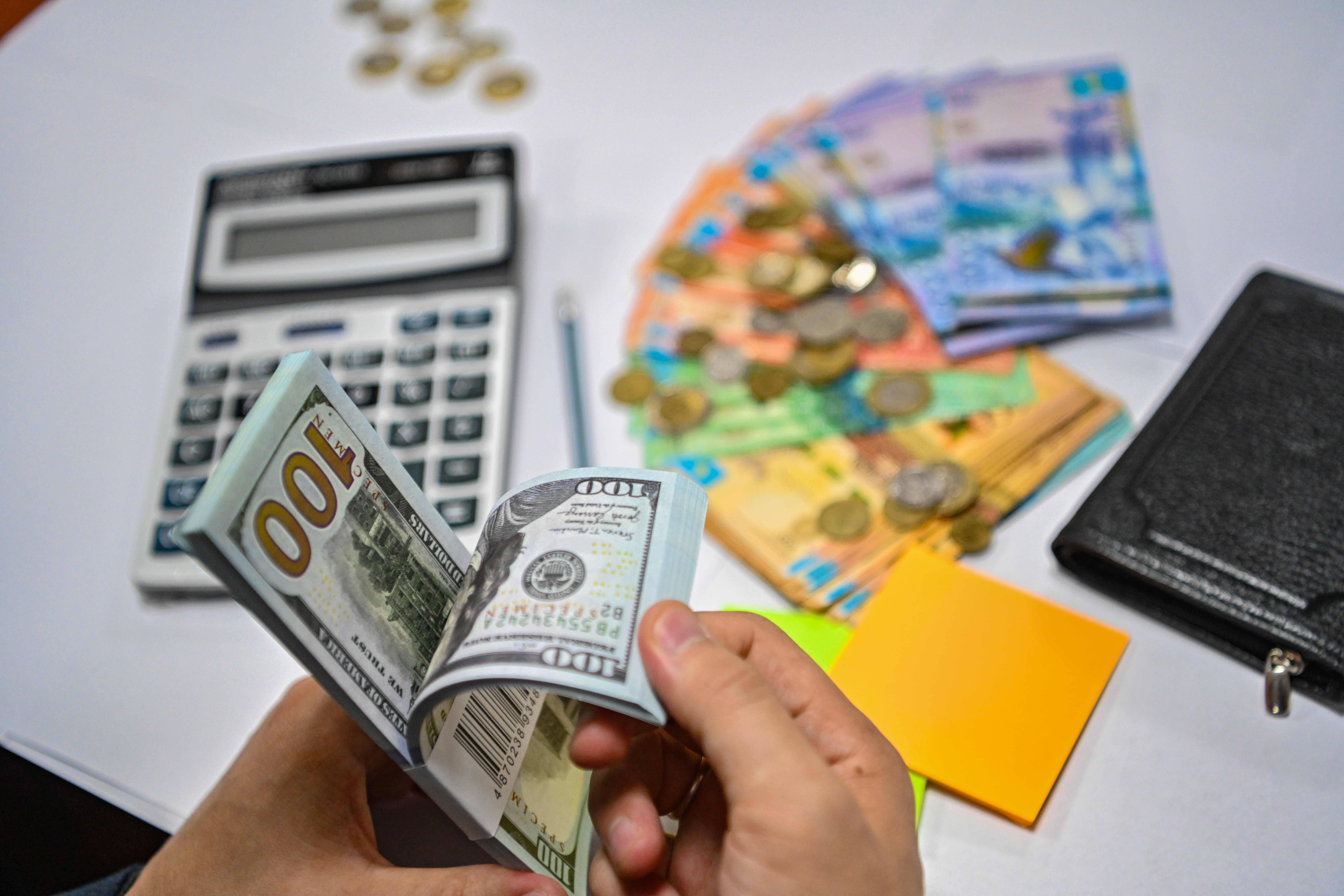 Kaspi, Toyota, Coca-Cola: Qazaqstandaǵy saýda salasynyń eń iri salyq tóleýshileri kimder?