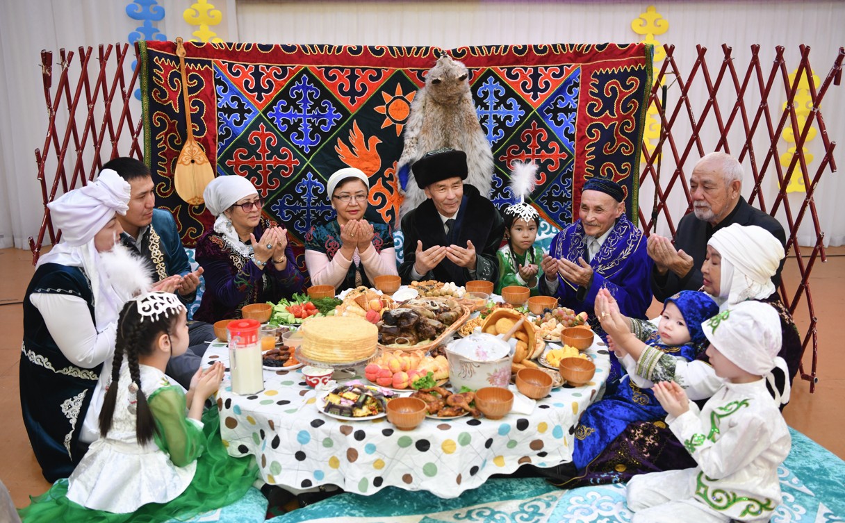 Tatýlyq pen meıirim merekesi