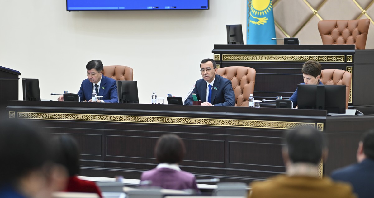 Jańa Konstıtýsııany júzege asyrý mindetteri aıqyndaldy