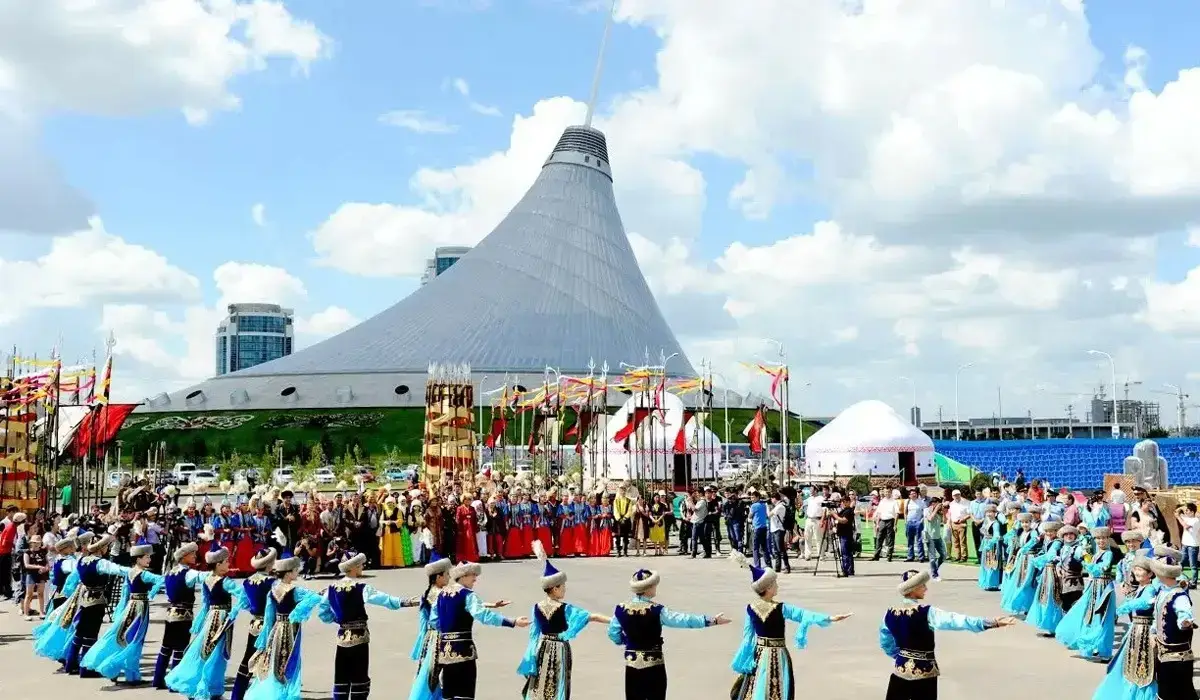 Búgin elordada aýqymdy dron-shoý ótedi
