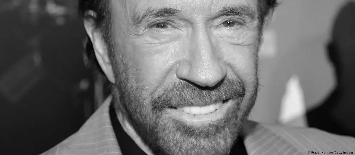 Álemge tanymal akter Chak Norrıs ómirden ótti