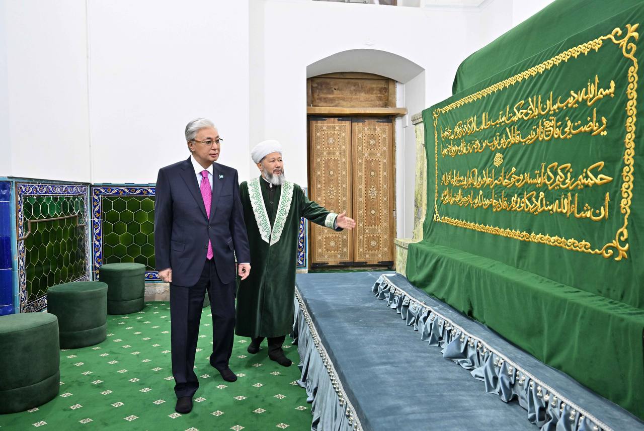 Prezıdent Qoja Ahmet Iаsaýı kesenesine zııarat etti