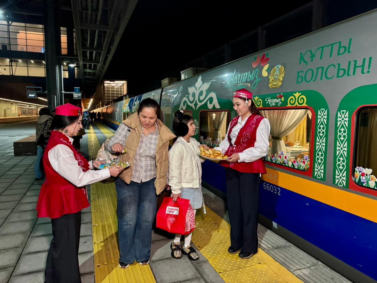 Naýryz merekesine oraı ulttyq naqyshta bezendirilgen poıyzdar jolǵa shyqty