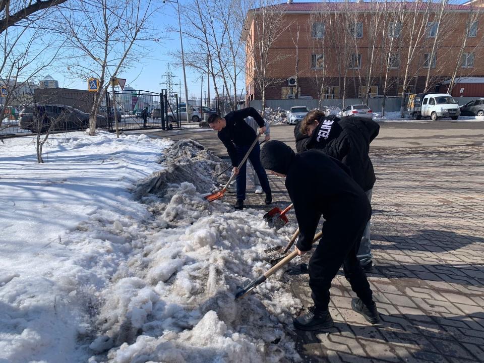 Astanalyq stýdentter «Taza Qazaqstan» aksııasy aıasynda senbilik ótkizdi