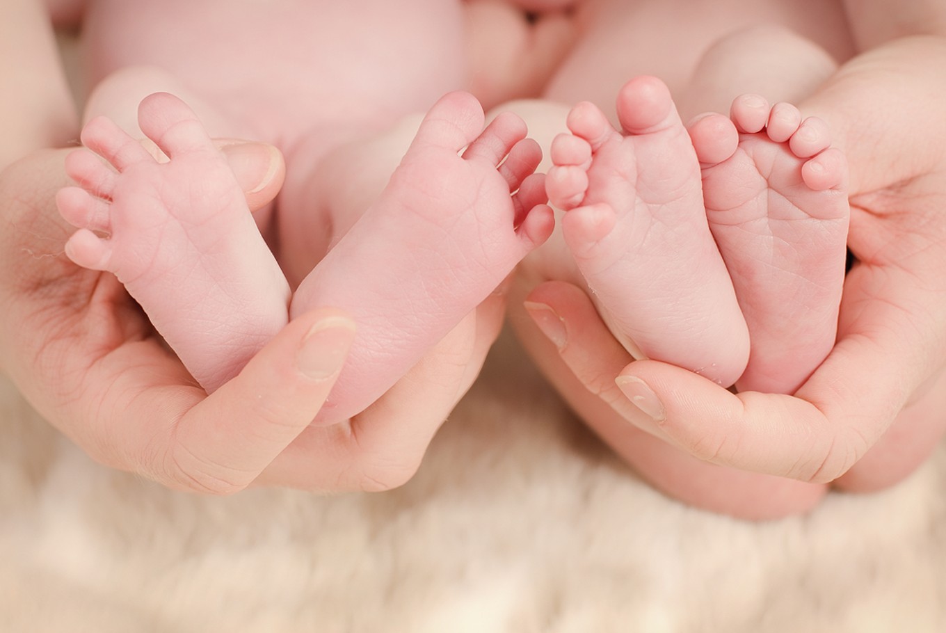 Elimizde sońǵy eki aıda 200-den astam egiz bala dúnıege keldi