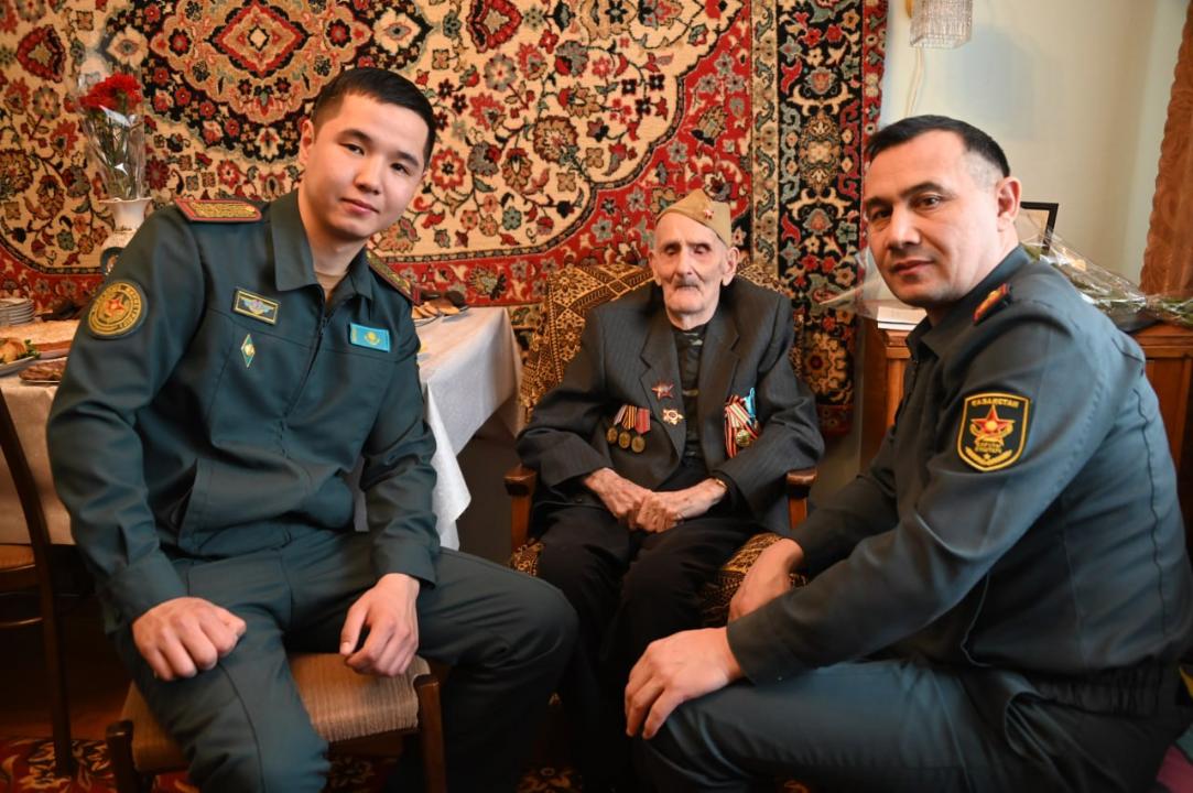 Qaraǵandylyq maıdangerge Qorǵanys mınıstriniń quttyqtaý haty tabystaldy