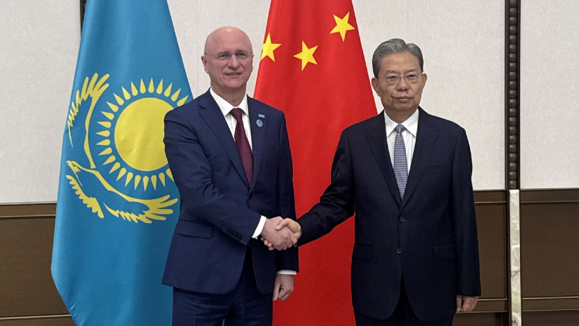 Roman Sklıar Qytaı parlamenti tóraǵasymen kezdesti