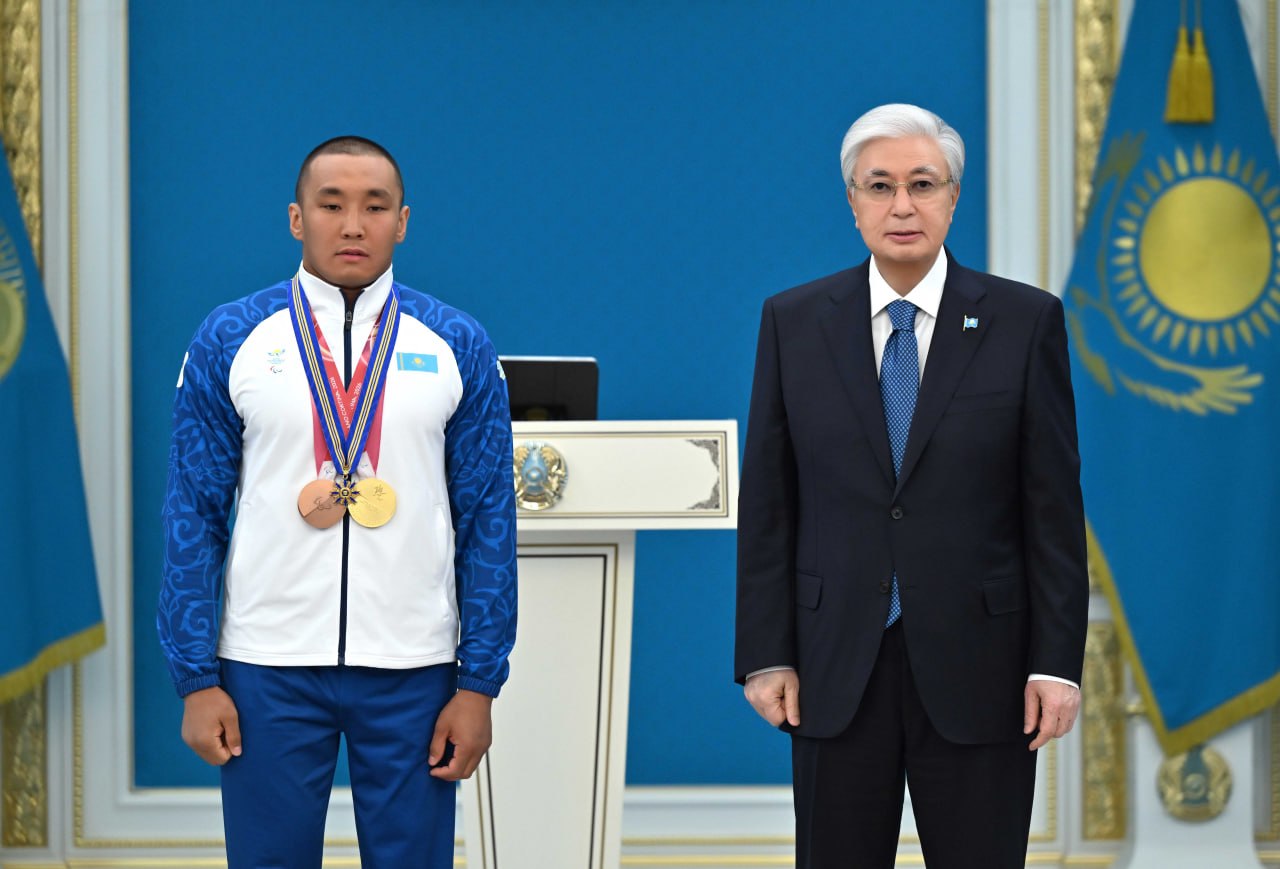 Memleket basshysy Paralımpıada oıyndarynyń chempıony Erbol Hamıtovty marapattady