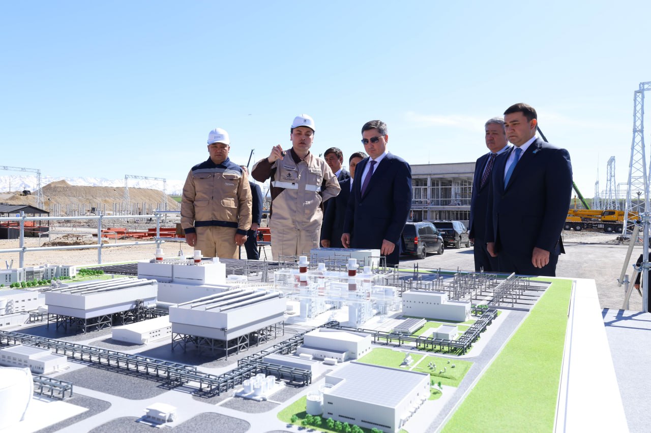 Oljas Bektenov Túrkistanda salynyp jatqan elektr stansasynyń qurylysyn tekserdi