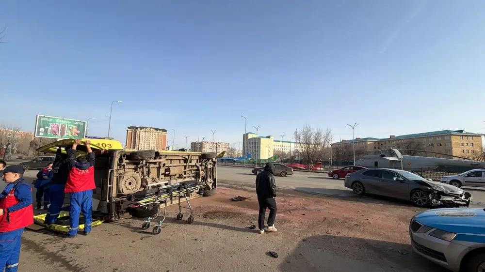 Ishinde júkti áıel bolǵan: Aqtóbede jedel járdem kóligi aýdaryldy