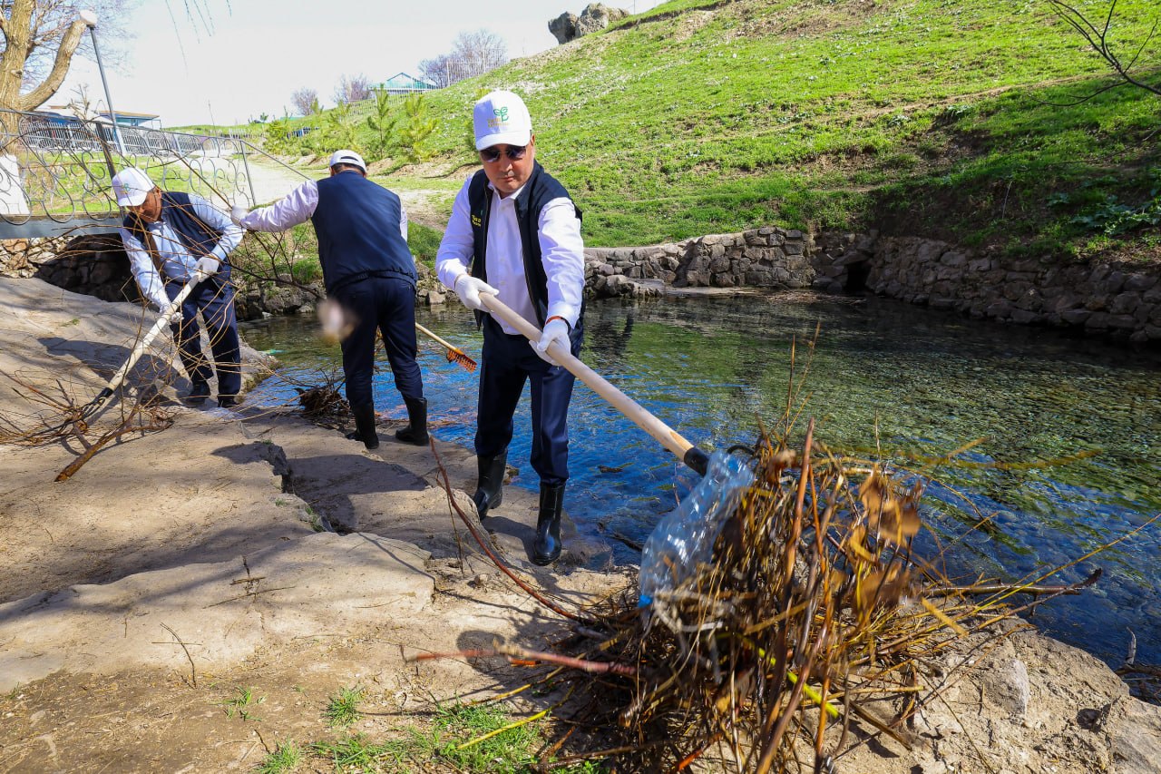 Oljas Bektenov «Aq-Ata» bulaǵyn tazartý jumysyna atsalysty