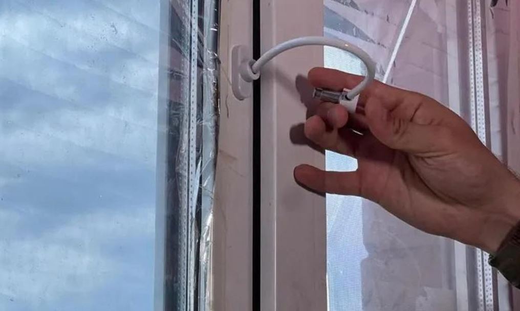 Qutqarýshylar úndeý jasady: Balany terezeden qulaýdan qalaı qorǵaımyz?