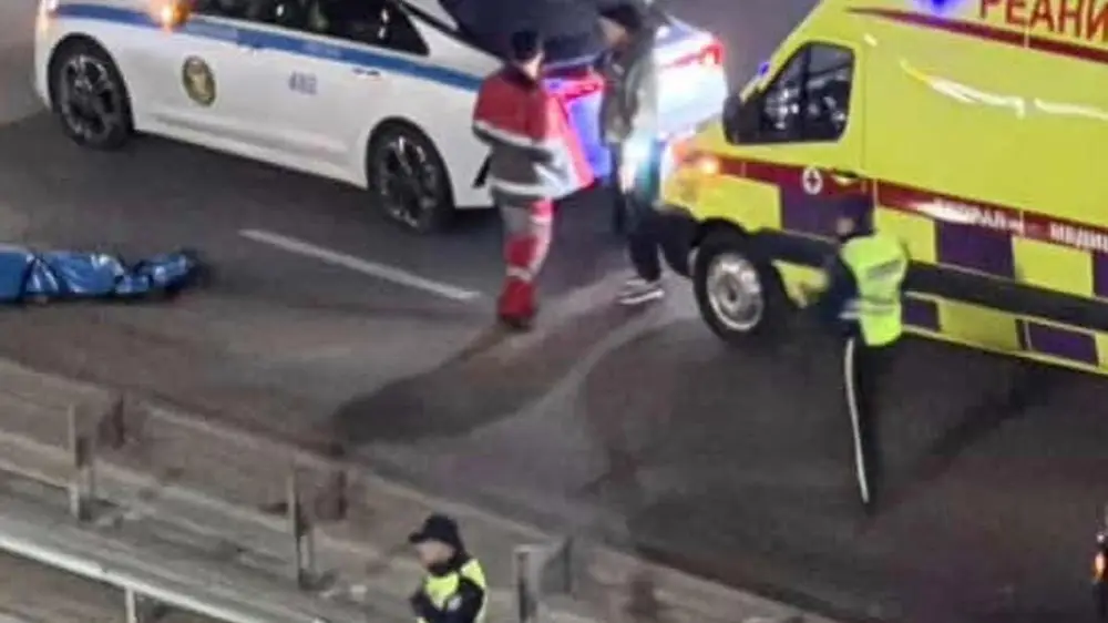 Almatyda joldan ótpek bolǵan áıeldi kólik qaǵyp ketti