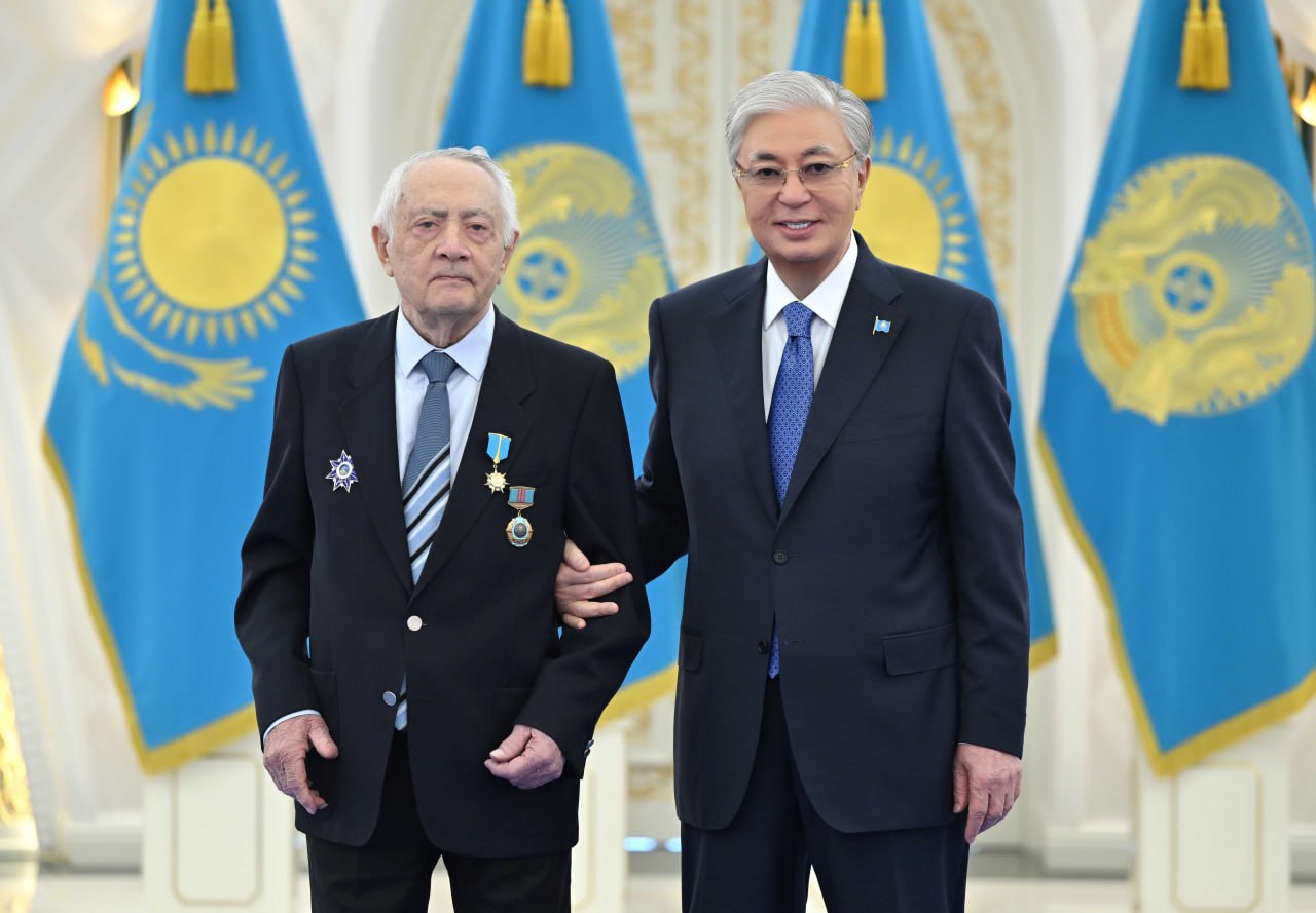 Memleket basshysy Ervand Ilınskııge «Qazaqstannyń Eńbek Eri» ataǵyn tapsyrdy