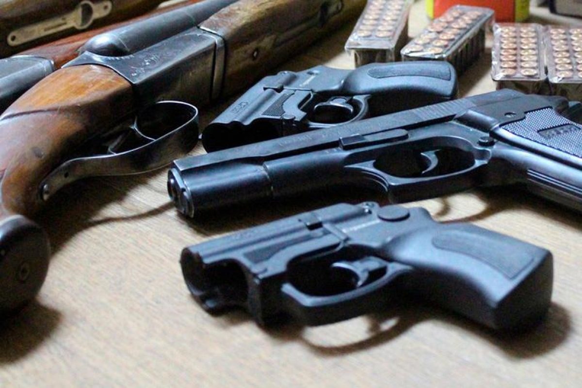 Almatyda kásipkerlerge qysym kórsetpek bolǵan qarýlanǵan top ustaldy