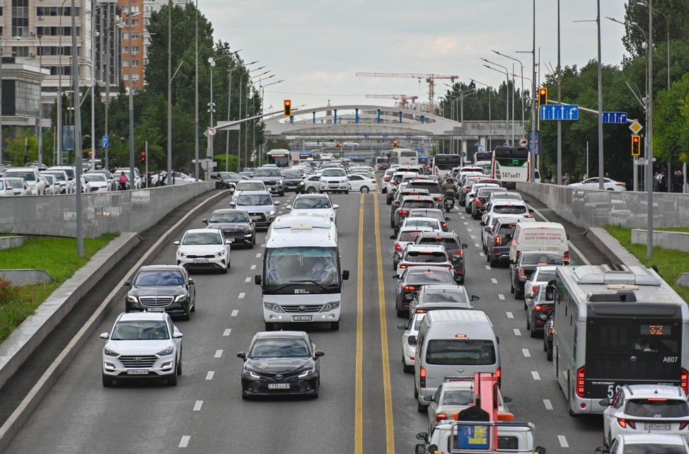 Kólik keptelisi shekten shyqty: Árbir júrgizýshi jylyna keminde 50 saǵat kóshede qańtarylyp turady