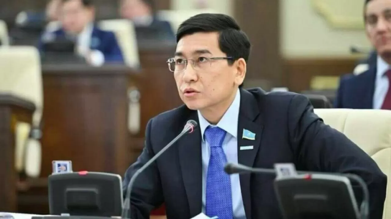 Ashat Aımaǵambetov zeınetaqy qarajatyn basqarýǵa qatysty túzetýlerdi túsindirdi