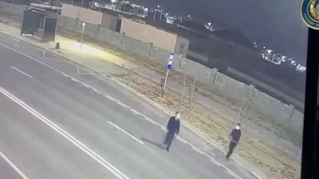 Túrkistanda aıyppulǵa ashýlanǵan er adamdar beınekameralardy syndyrǵan