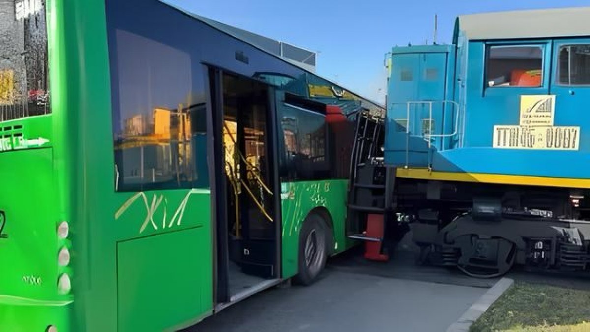 Almaty oblysynda poıyz ben avtobýs soqtyǵysty, zardap shekkender bar