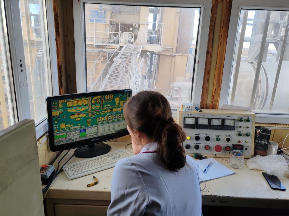 25 jyl jóndeý kórmeıtin jol: Aıagózdik oqýshy plastık qaldyqtardan eko-asfalt jasap shyǵardy