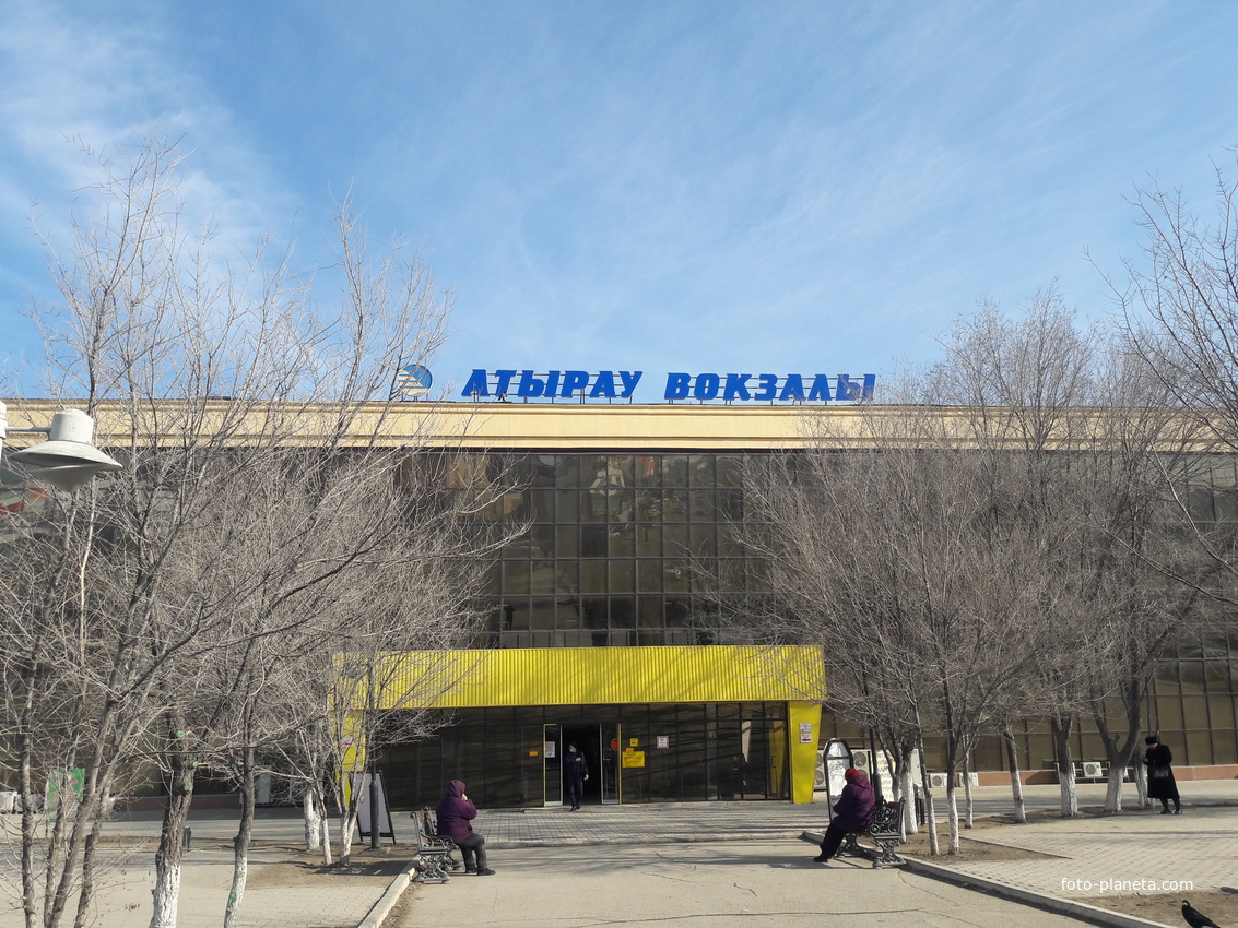 Atyraýda taksı júrgizýshisi jolaýshyǵa pyshaq ala júgirdi