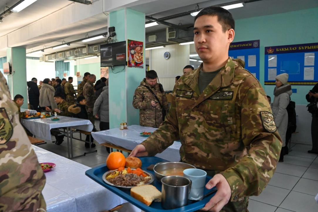 Shved ústeli men ulttyq taǵamdar: Áskerı qyzmetshilerdiń jańa as máziri qandaı?