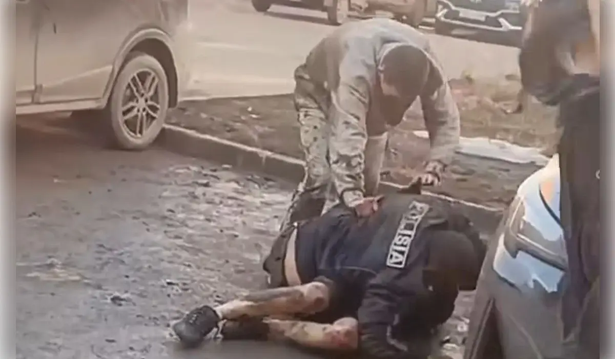 Qostanaıda bir top mas adam polısııa qyzmetkerine shabýyl jasady