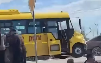 Oral mańynda mektep avtobýsy jol apatyna túsip, balalar zardap shekti