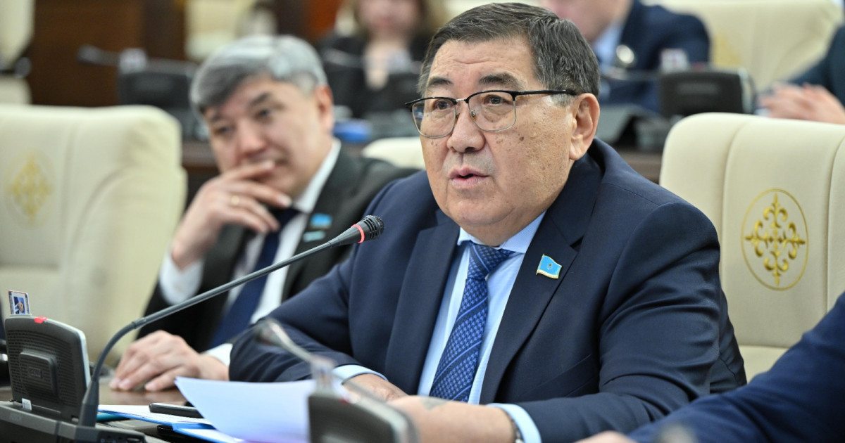 «Áıelin syıǵa tartý – qylmys»: Depýtat jelidegi «dúmshe» ustazdarǵa shuǵyl toıtarys berýge shaqyrdy