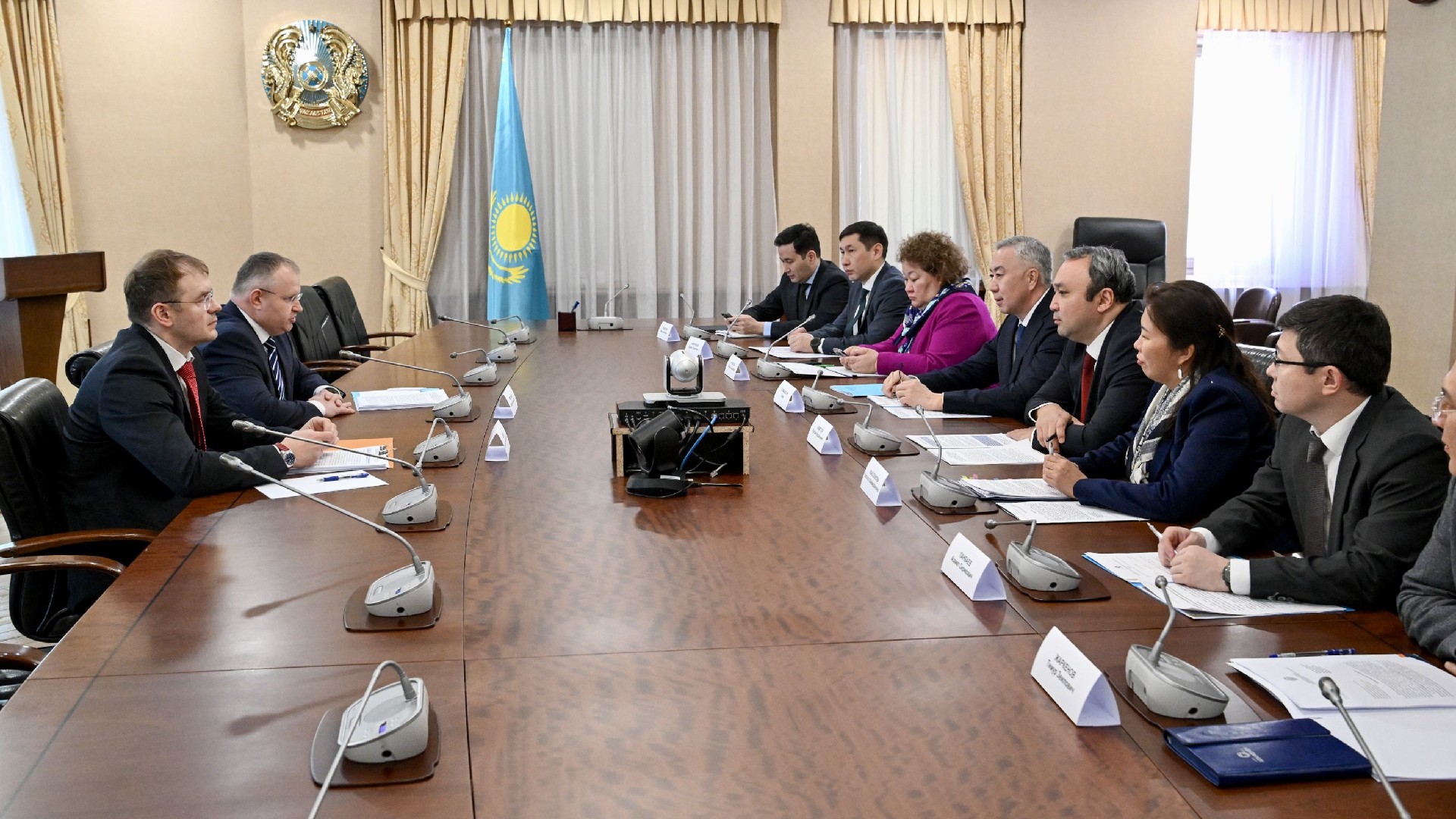 О́zara tájirıbe men aqparat almasýǵa ázir