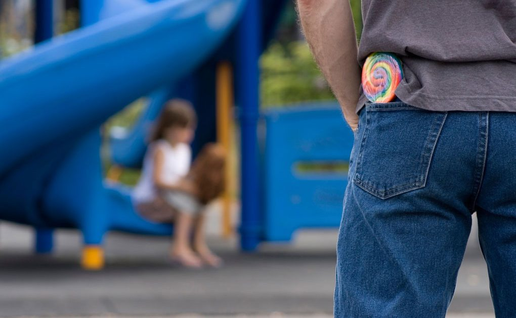 Qyrǵyzstanda er adam balalarǵa ishine ıne salynǵan kámpıtter taratqan